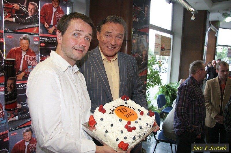 Vlasta Korec a Karel s dortem.jpg